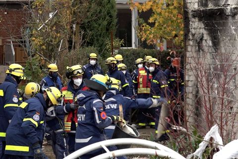 Einsatzkräfte vom THW sind im Einsatz. Die Suche nach einem Vermissten dauert nach der Detonation in Wolfenbüttel an. Foto: Benj