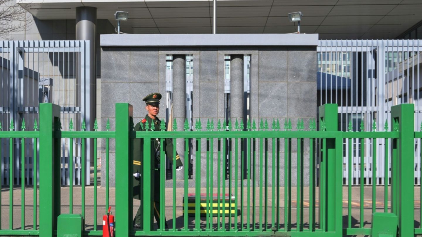 Eingangstor zur japanischen Botschaft in Peking