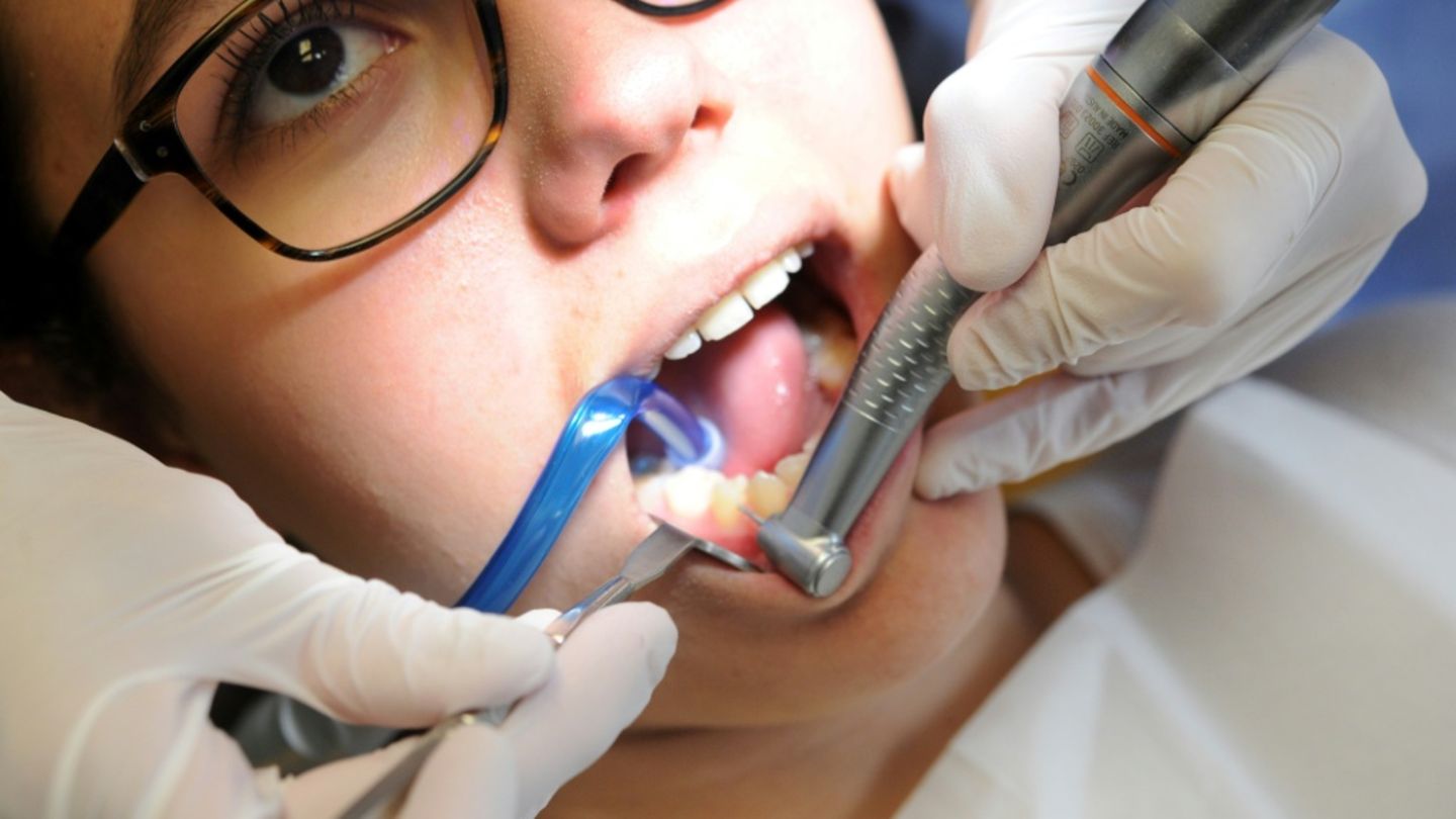 Patientin bei Zahnarzt