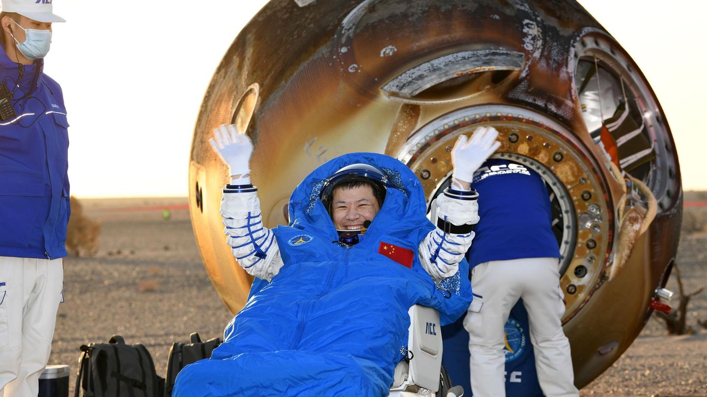 Dongfeng, China. Der im All gestrandete chinesische Astronaut Wang Jie (Foto) und seine Kollegen Chen Dong und Chen Zhongrui sind zurück auf der Erde. Das Trio der Shenzhou-20-Mission musste seine Rückkehr wegen Rissen in der Raumkapsel verschieben und die Kapsel der Shenzhou-21 nutzen. Die Nachfolge-Crew muss nun ihrerseits auf eine neue Rückkehrkapsel warten