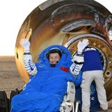 Dongfeng, China. Der im All gestrandete chinesische Astronaut Wang Jie (Foto) und seine Kollegen Chen Dong und Chen Zhongrui sind zurück auf der Erde. Das Trio der Shenzhou-20-Mission musste seine Rückkehr wegen Rissen in der Raumkapsel verschieben und die Kapsel der Shenzhou-21 nutzen. Die Nachfolge-Crew muss nun ihrerseits auf eine neue Rückkehrkapsel warten