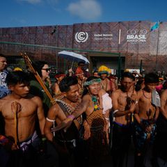 Zwei Stunden Blockade in sengender Sonne: Indigene blockieren den Haupteingang zum COP30-Klimagipfel