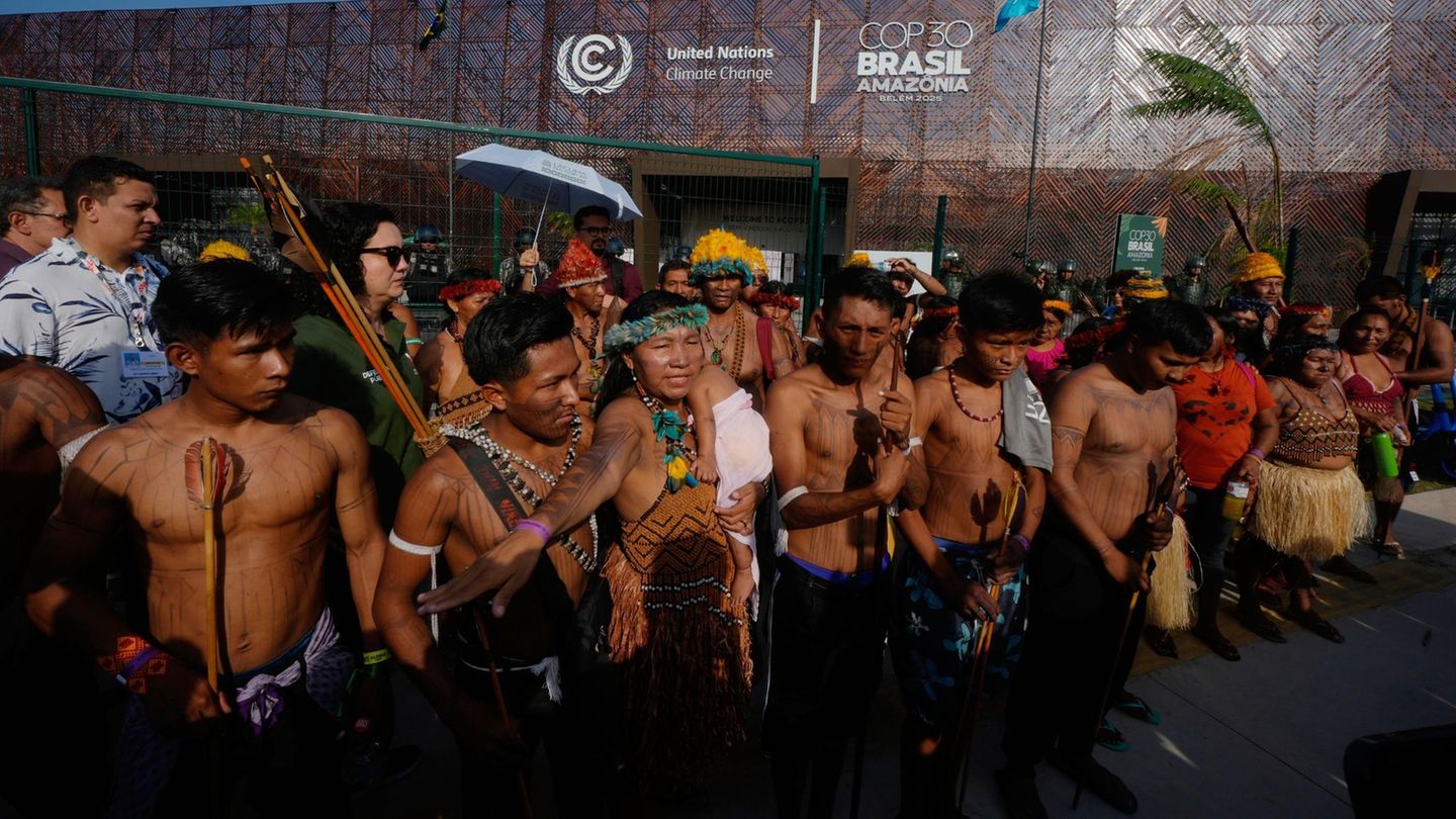 Zwei Stunden Blockade in sengender Sonne: Indigene blockieren den Haupteingang zum COP30-Klimagipfel