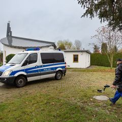 Am Tag nach dem tödlichen Messerangriff in Bad Kleinen waren Polizeibeamte dort mit Metalldetektoren unterwegs. Foto: Ulrich Per