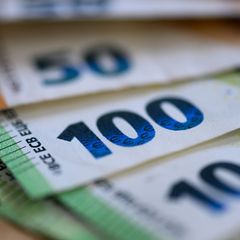 Eine Frau in Pasewalk hat in Pasewalk einen Geldumschlag verloren. (Illustration) Foto: Hendrik Schmidt/dpa