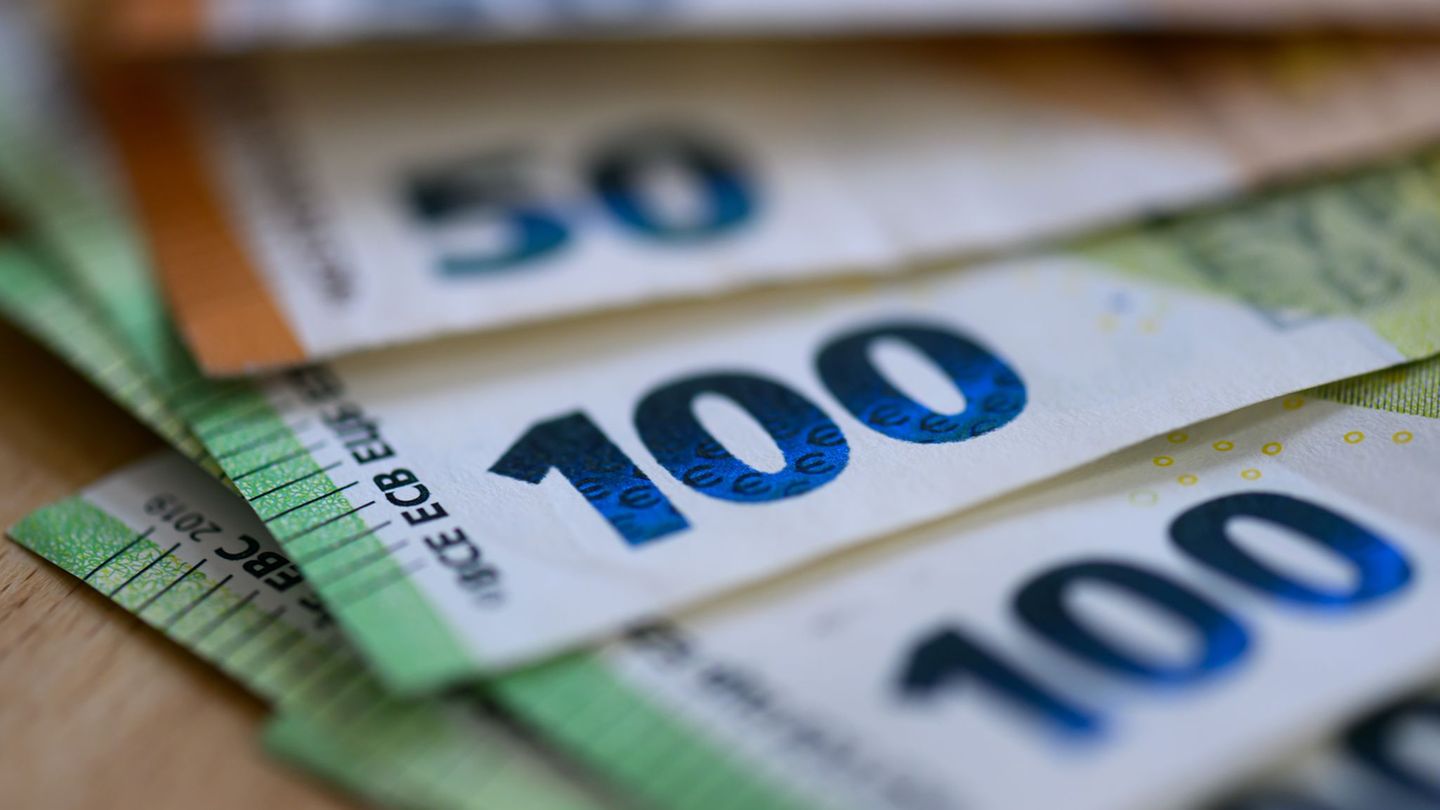 Eine Frau in Pasewalk hat in Pasewalk einen Geldumschlag verloren. (Illustration) Foto: Hendrik Schmidt/dpa