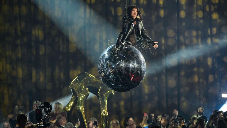 Musicaldarstellerin Sophie Berner performte im Ramen der Bambi-Verleihung am Donnerstagabend Chers Hit "If I could turn back time" aus dem Jahr 1989