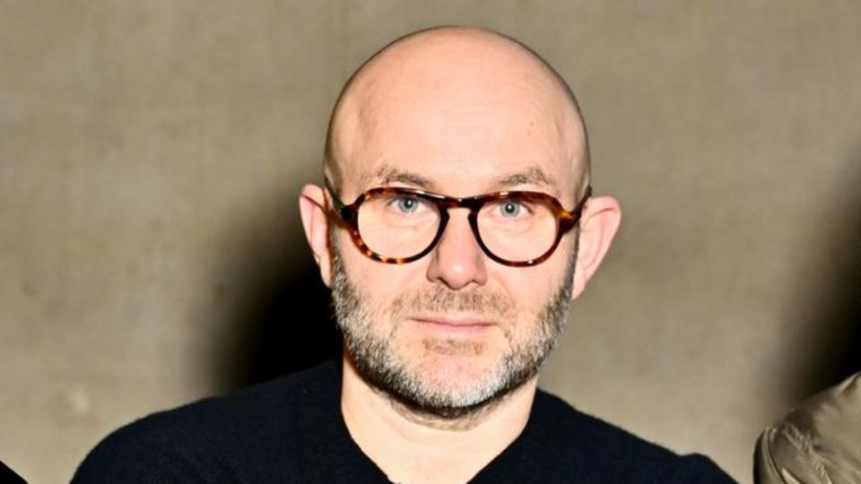 Sølve Sundsbø sitzt in einem schwarzen Oberteil mit verschränkten Armen