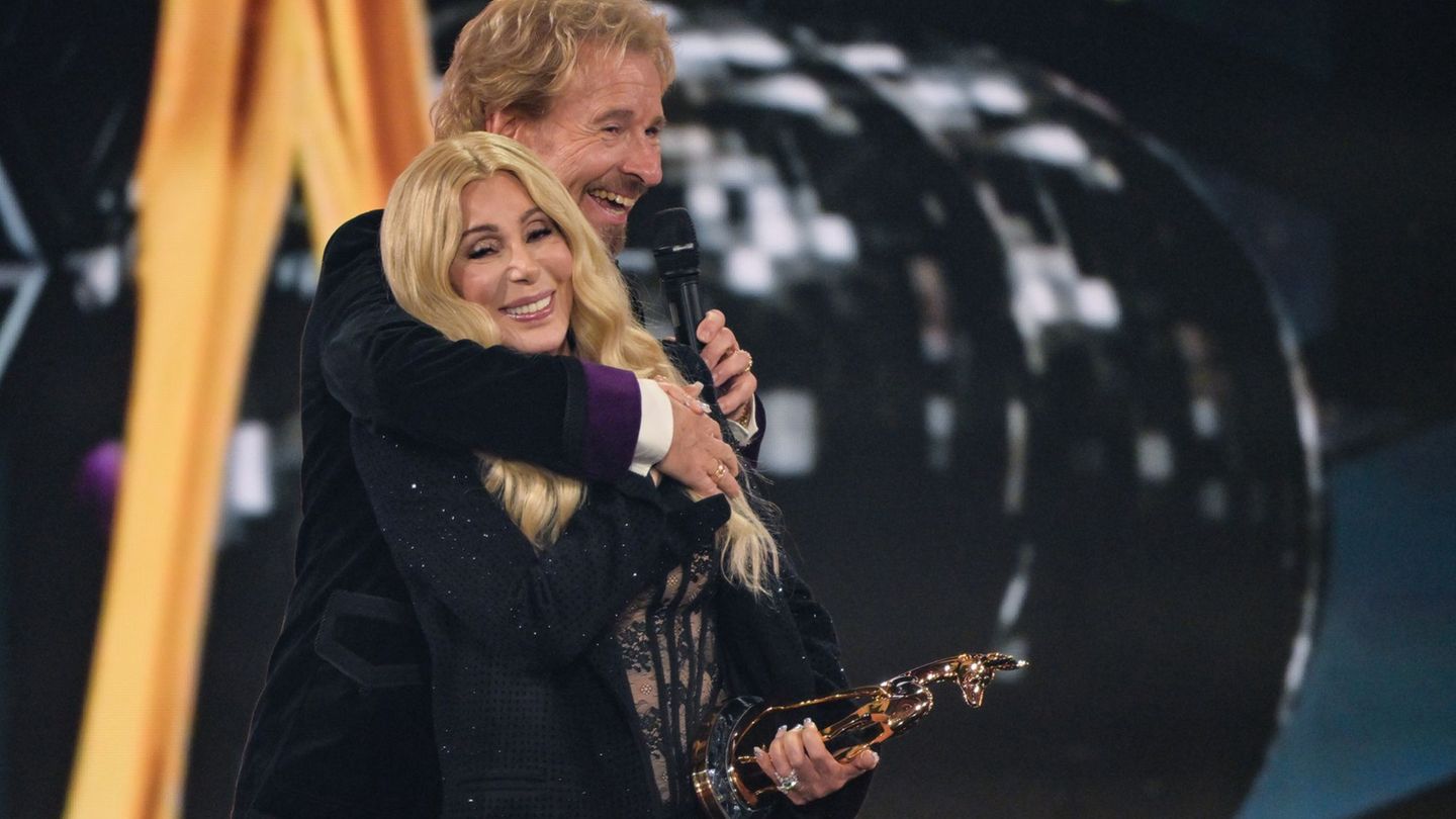 Gottschalk (75) umarmte Cher (79) auf der Bühne. Foto: Peter Kneffel/dpa