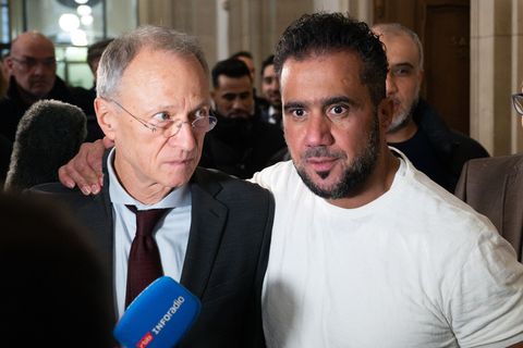 Buhsidos E-Manager Arafat Abou-Chaker (r) legt nach der Urteilsverkündung seinem Anwalt Hansgeorg Birkhoff die Hand auf die Schu