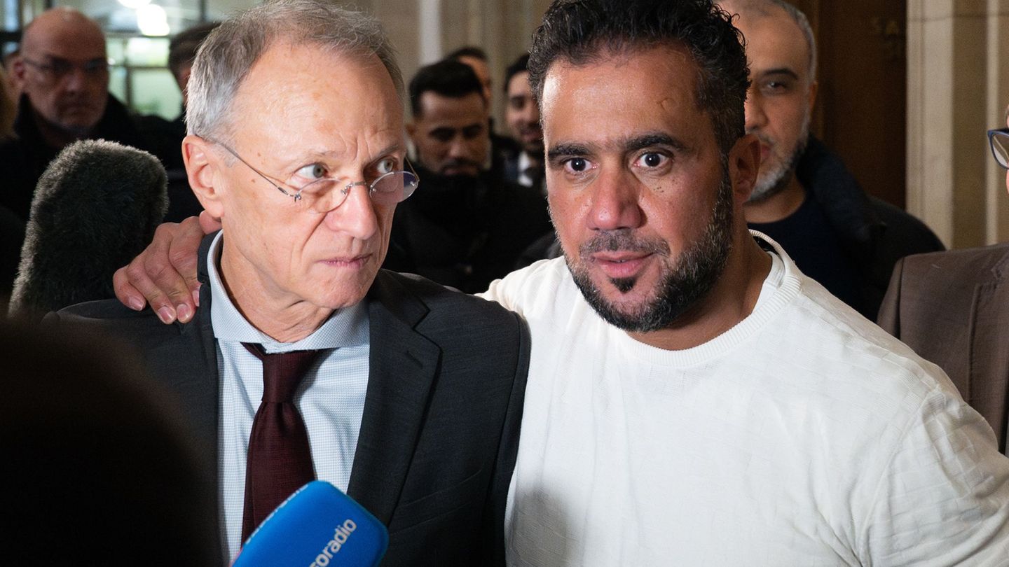 Buhsidos E-Manager Arafat Abou-Chaker (r) legt nach der Urteilsverkündung seinem Anwalt Hansgeorg Birkhoff die Hand auf die Schu