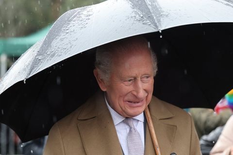 König Charles trotzt in Wales dem Regen.