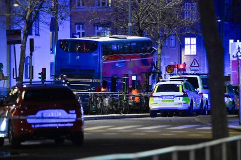 Der Bus krachte nahe der Technischen Hochschule in Schwedens Hauptstadt Stockholm in eine Bushaltestelle