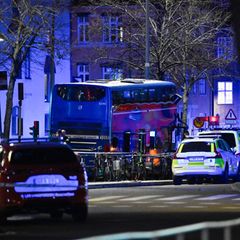 Der Bus krachte nahe der Technischen Hochschule in Schwedens Hauptstadt Stockholm in eine Bushaltestelle