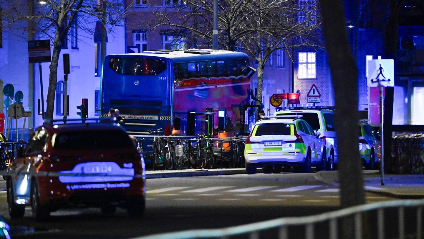 Der Bus krachte nahe der Technischen Hochschule in Schwedens Hauptstadt Stockholm in eine Bushaltestelle