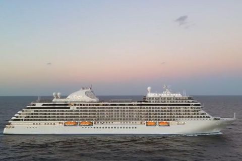 Ein Kreuzfahrtschiff durchquert das Meer, der Horizont ist klar.