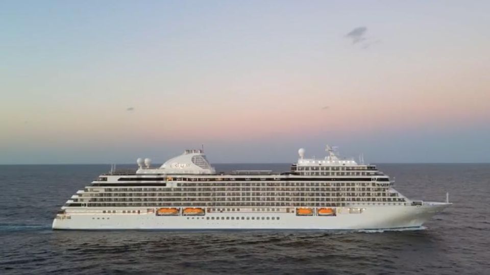 Ein Kreuzfahrtschiff durchquert das Meer, der Horizont ist klar.