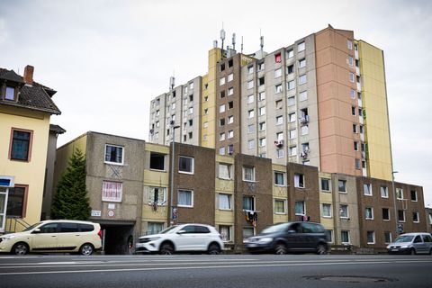 Das Hochhaus nahe dem Göttinger Bahnhof ist verwahrlost. (Archivbild) Foto: Moritz Frankenberg/dpa