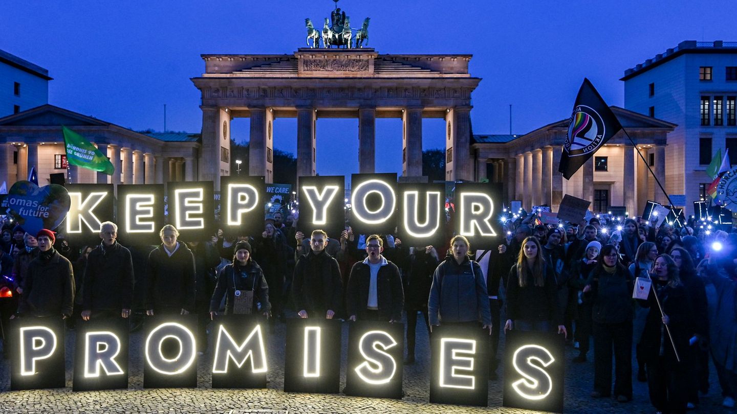 Demonstranten der Klimabewegung Fridays for Future zur Weltklimakonferenz COP30 am Brandenburger Tor. Foto: Jens Kalaene/dpa