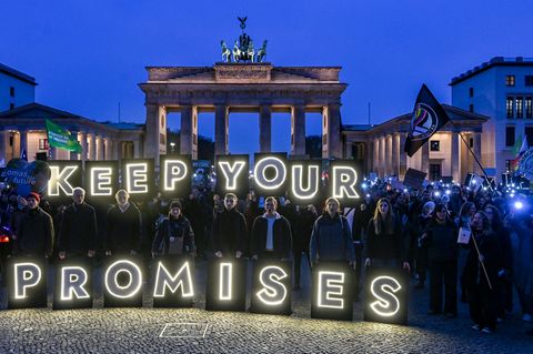 Demonstranten der Klimabewegung Fridays for Future zur Weltklimakonferenz COP30 am Brandenburger Tor. Foto: Jens Kalaene/dpa