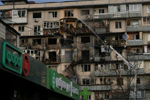 Beschädigtes Wohnhaus in Kiew