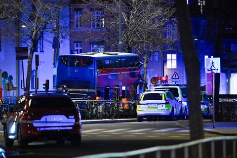 In der schwedischen Hauptstadt Stockholm hat es einen schweren Busunfall gegeben. Foto: Henrik Montgomery/TT News Agency via AP/