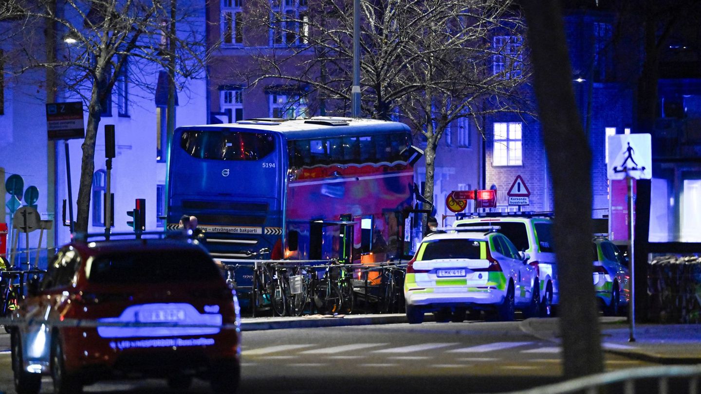 In der schwedischen Hauptstadt Stockholm hat es einen schweren Busunfall gegeben. Foto: Henrik Montgomery/TT News Agency via AP/