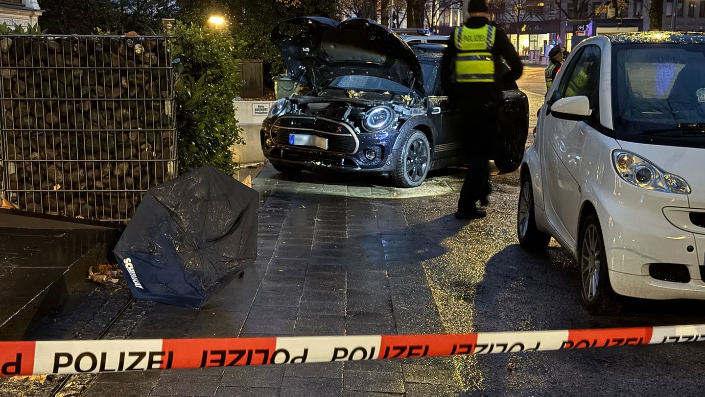 Eine Fahrerin war mit ihrem Auto beim Einparken auf den Gehweg geraten. Foto: Jonas Walzberg/dpa