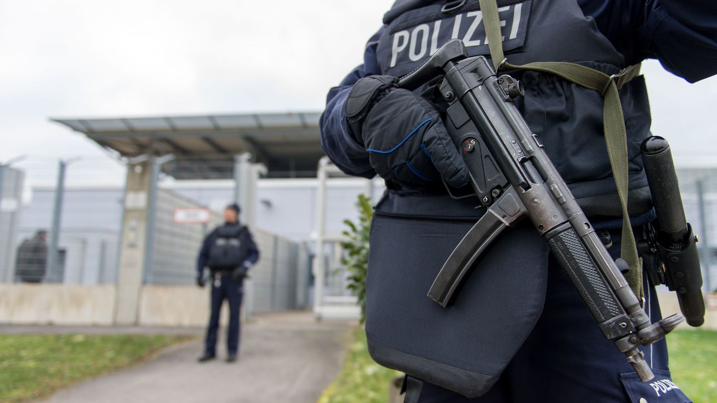 Sechs mutmaßliche Linksextremisten, die der "Antifa-Ost" zugerechnet werden, müssen vor Gericht