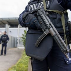 Sechs mutmaßliche Linksextremisten, die der "Antifa-Ost" zugerechnet werden, müssen vor Gericht