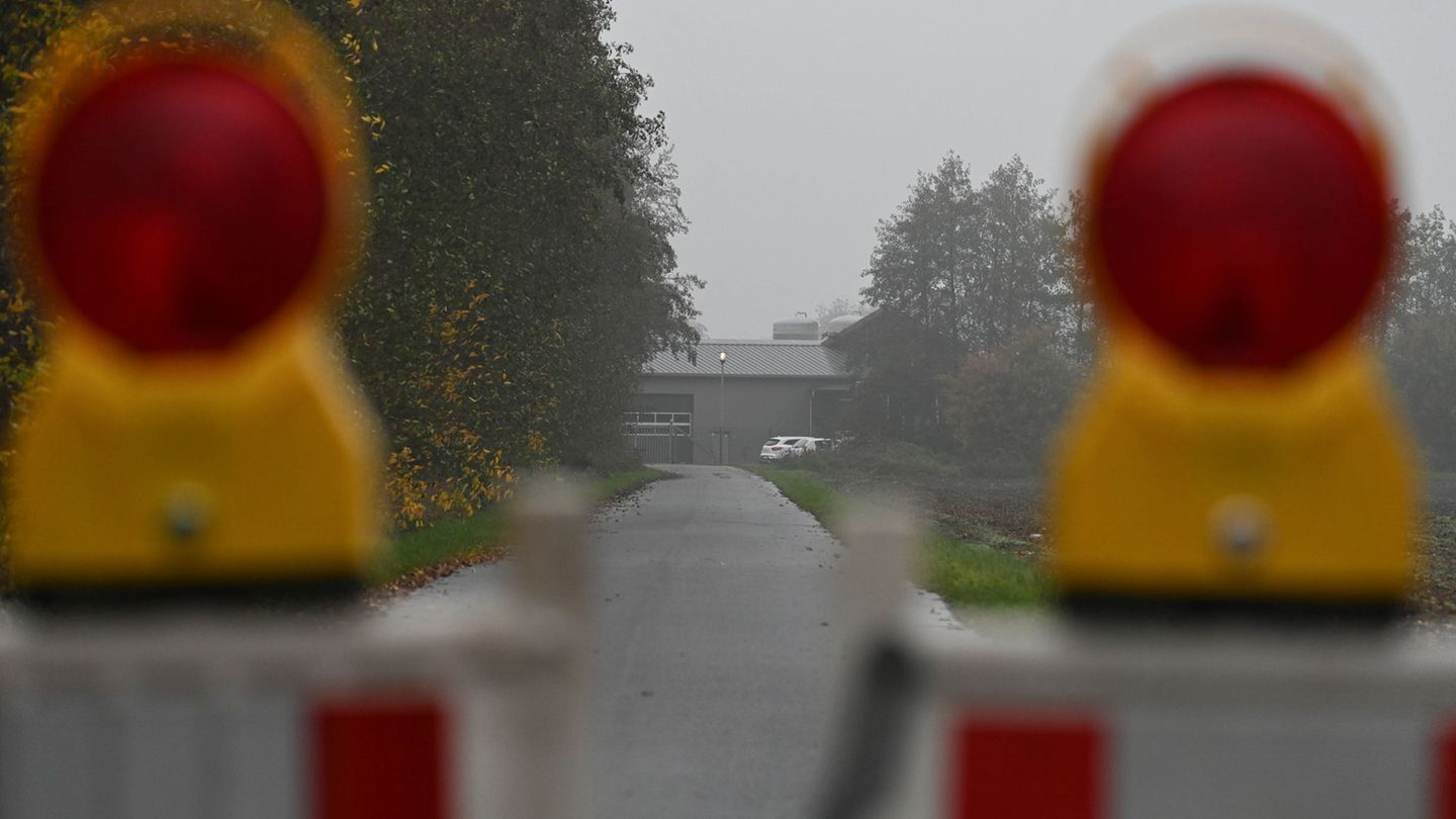 Die Zufahrt zum Betrieb ist abgesperrt. Foto: Lars Penning/dpa