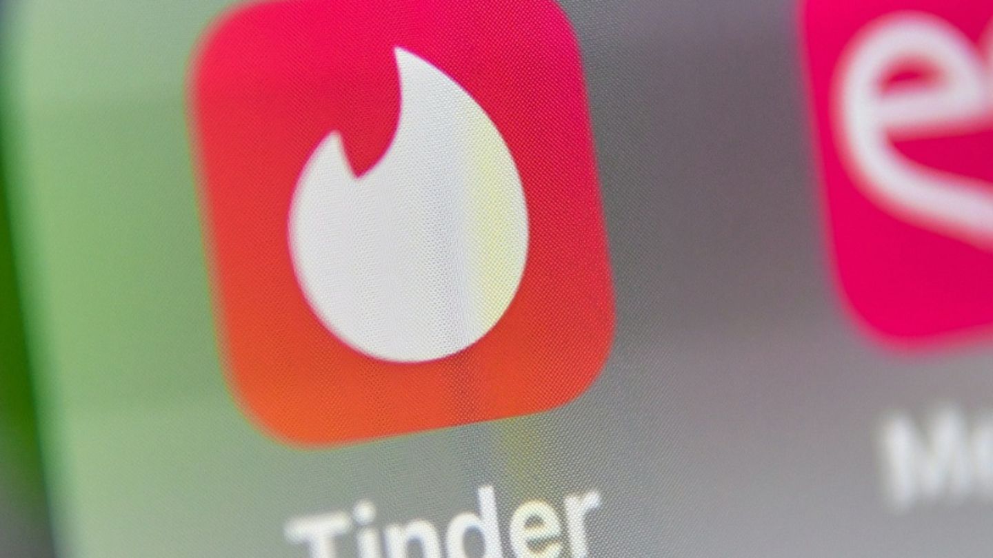 Tinder-Logo auf Smartphone