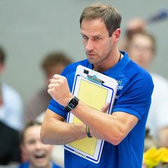 Schwerins Cheftrainer Felix Koslowski verfolgt das Spiel. Foto: Sebastian Kahnert/dpa