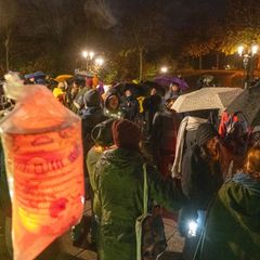 Auch in Greifswald gingen die Menschen auf die Straße. Foto: Stefan Sauer/dpa