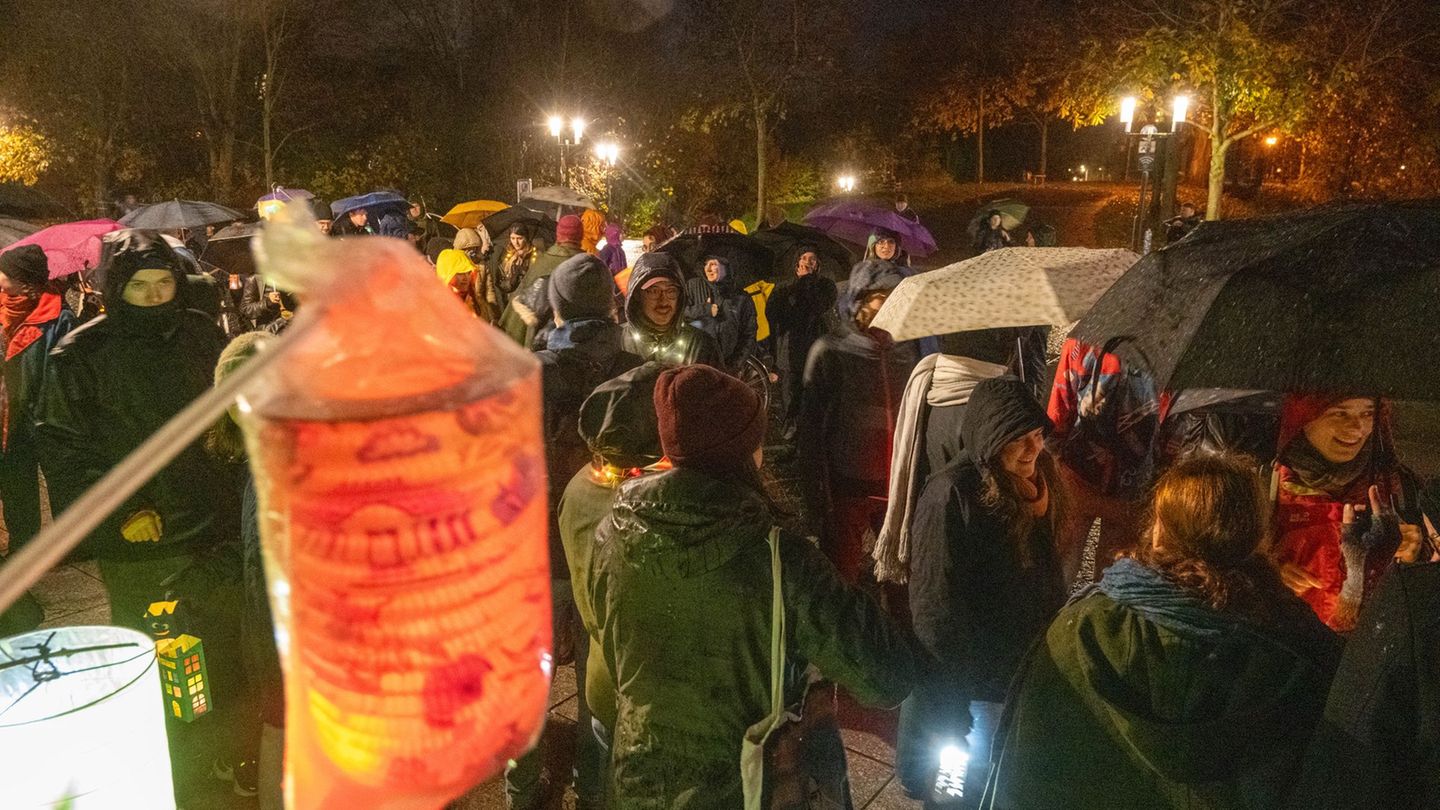 Auch in Greifswald gingen die Menschen auf die Straße. Foto: Stefan Sauer/dpa