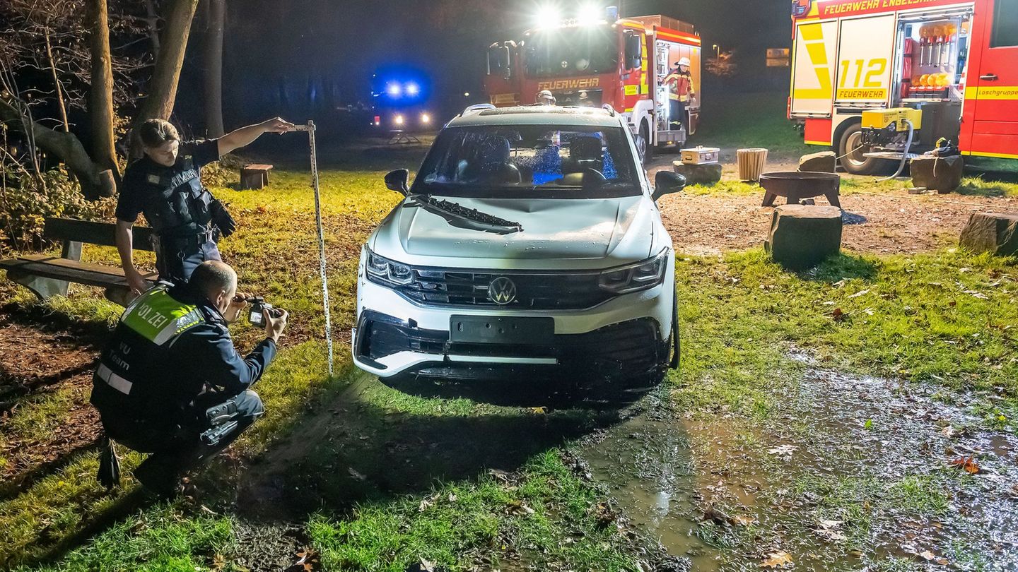 Ein 62-Jähriger ist mit seinem Wagen aus noch ungeklärter Ursache in einen Stausee des Flusses Agger gefahren. Foto: Markus Klüm