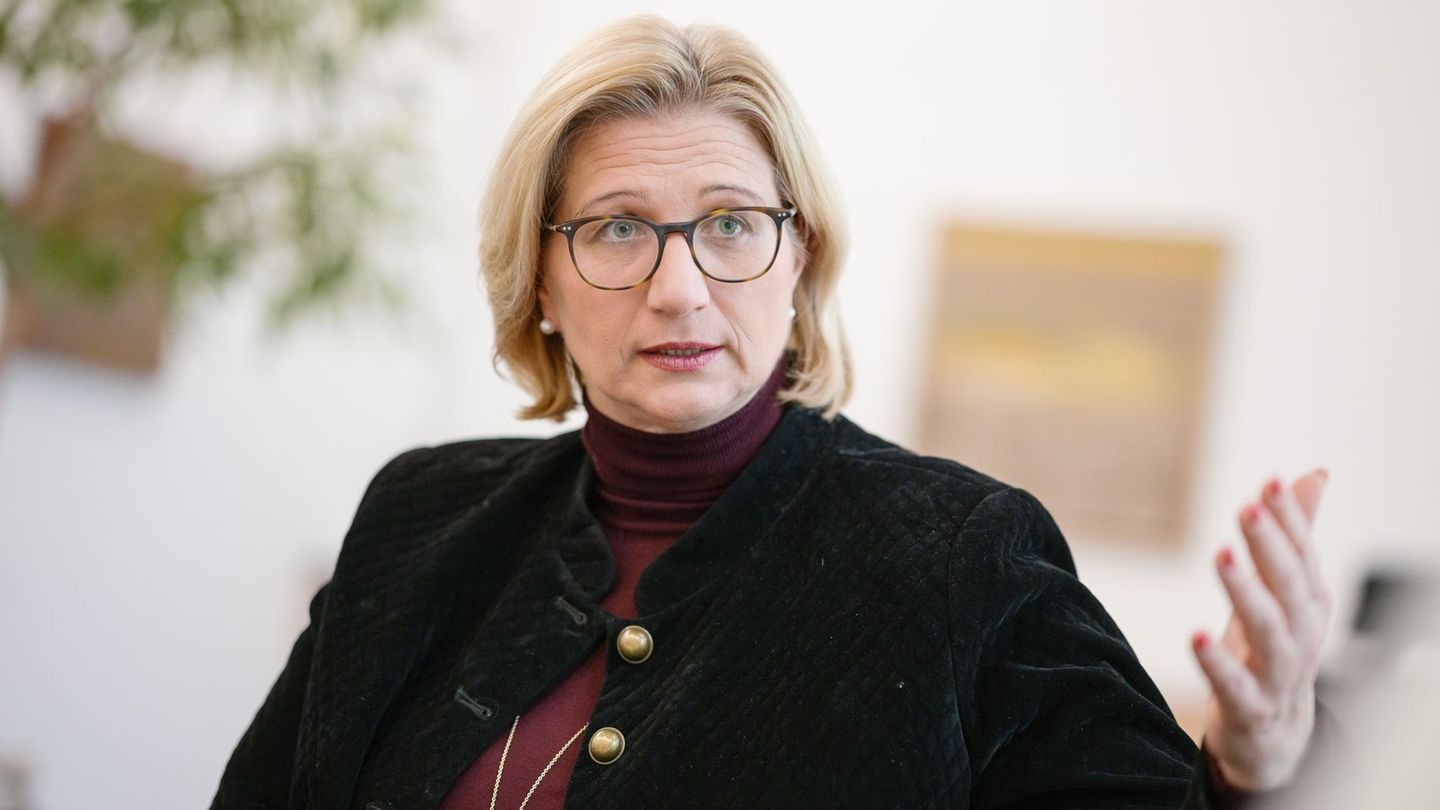 Die SPD-Chefin ist mit überwältigender Mehrheit im Amt bestätigt worden. (Archivbild) Foto: Oliver Dietze/dpa