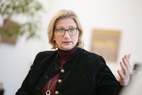 Die SPD-Chefin ist mit überwältigender Mehrheit im Amt bestätigt worden. (Archivbild) Foto: Oliver Dietze/dpa