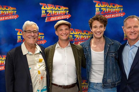 Bob Gale mit den beiden Hauptdarstellern Jan Kersjes und Raphael Groß sowie Produzent Colin Ingram (v.l.n.r.)