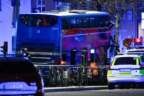 Einsatzkräfte und Bus am Unglücksort
