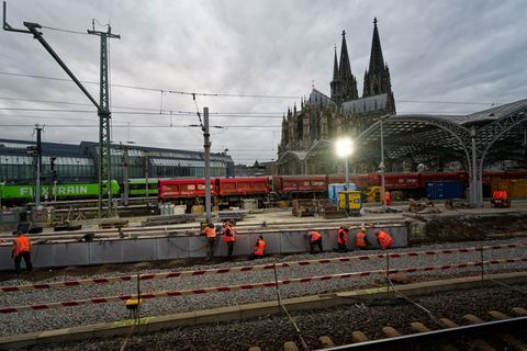 Zehn Tage lang sind Arbeiter nun an der Strecke rund um den Kölner Hauptbahnhof beschäftigt. Unter anderem werden Weichen und Ob
