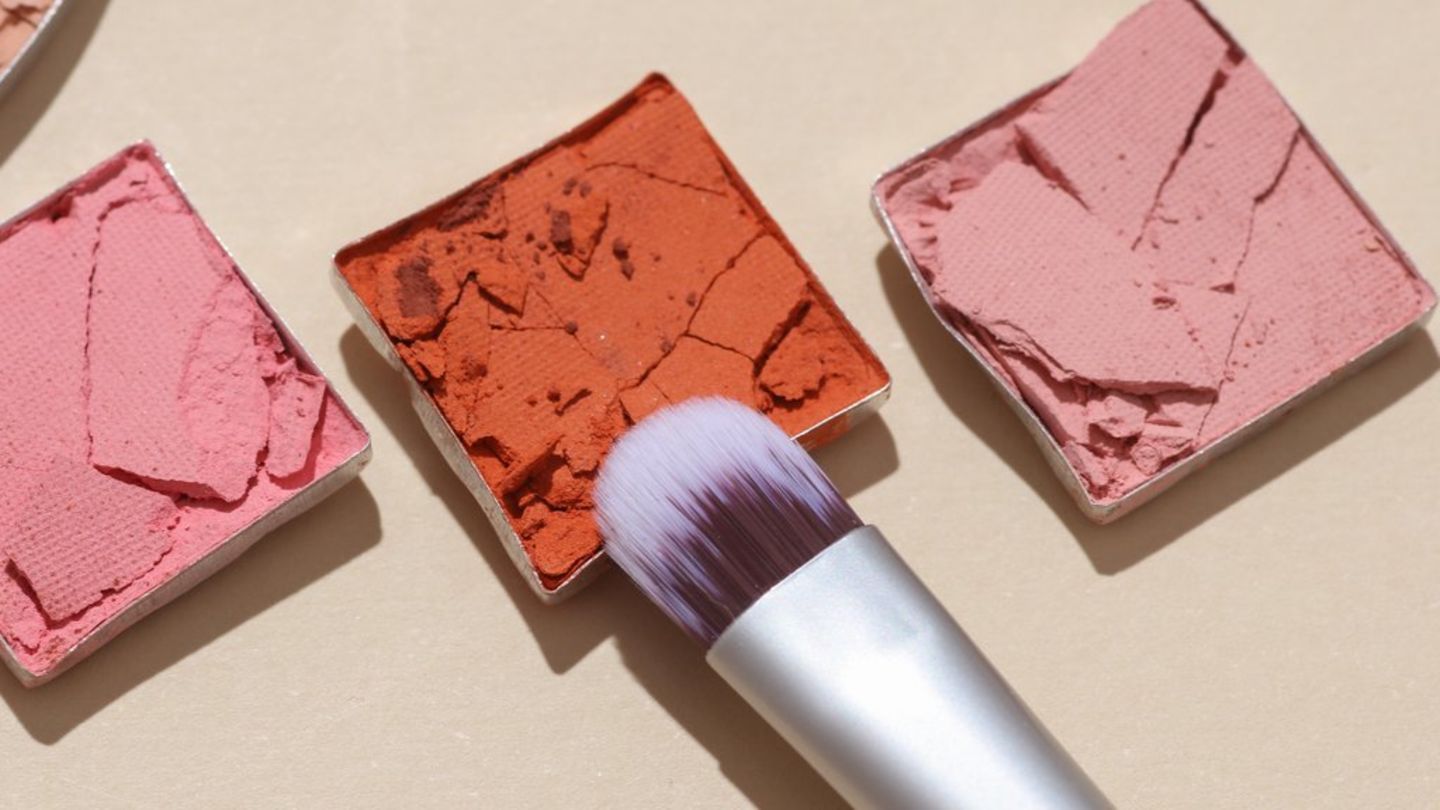 Zerbrochener Lidschatten lässt sich mit einem einfachen Trick wieder in seine ursprüngliche Form bringen.