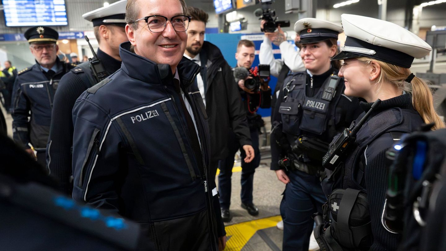 Innenminister Dobrindt kündigte den Ausbau der Videoüberwachung an Bahnhöfen an. Foto: Peter Kneffel/dpa