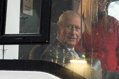 König Charles III. durfte an seinem Geburtstag auch im Führerhäuschen einer neuen Metro Platz nehmen.