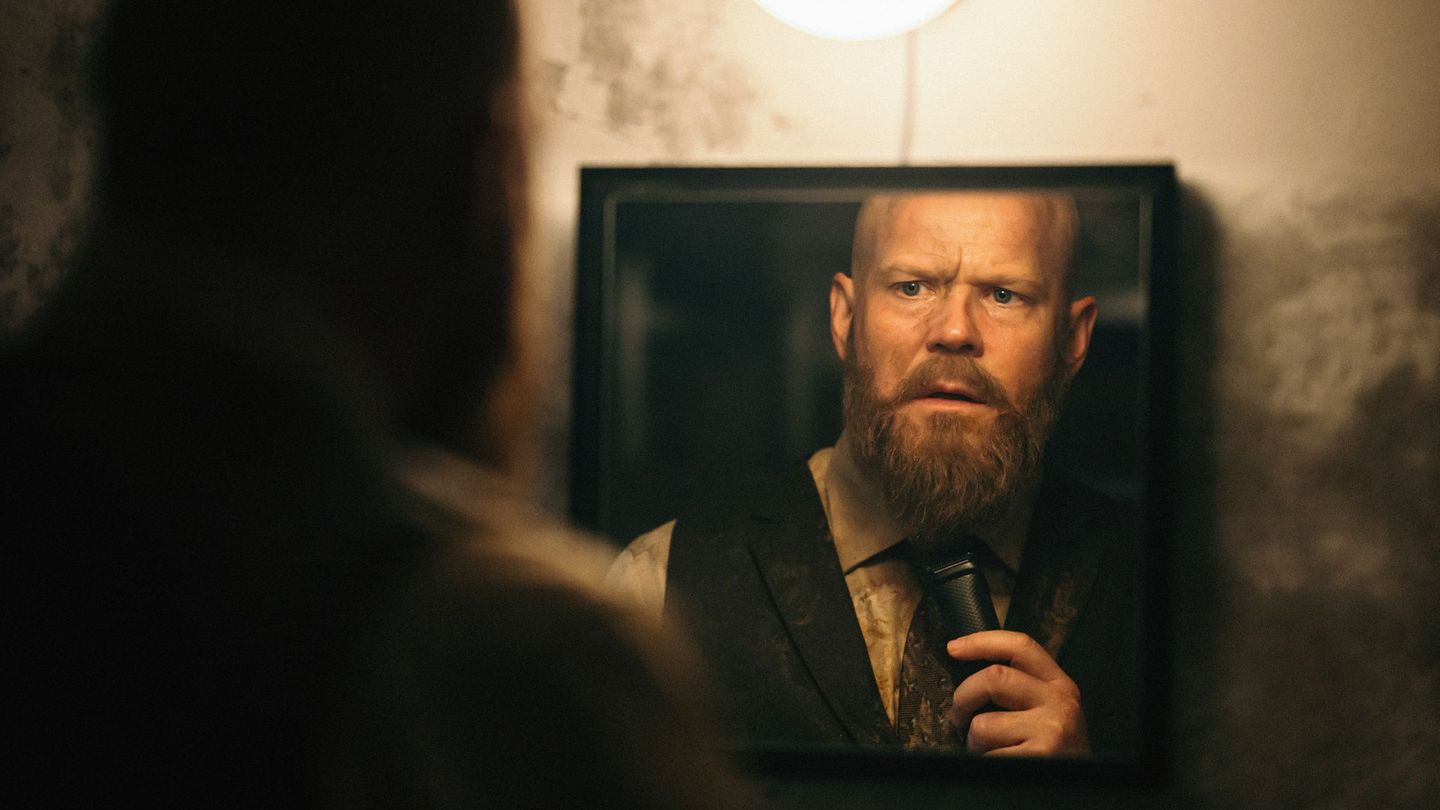 Tom (Anders Baasmo) hat einen schweren Fehler begangen. Seine Accounts wurden gehackt, sein Wirken als Internet-Troll wird öffentlich.