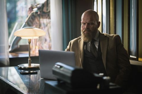 Damenmode-Verkäufer Tom (Anders Baasmo) betätigt sich in der preisgekrönten norwegischen Serie "Toxic Tom" nach Feierabend als Internet-Troll und wettert gegen Wokeness und Feminismus. Als er nach einer Hassattacke auf eine Fernseh-Comedienne enttarnt wird, wandelt sich Toms Leben zu einem "Walk of Shame". Findet er einen Ausweg?