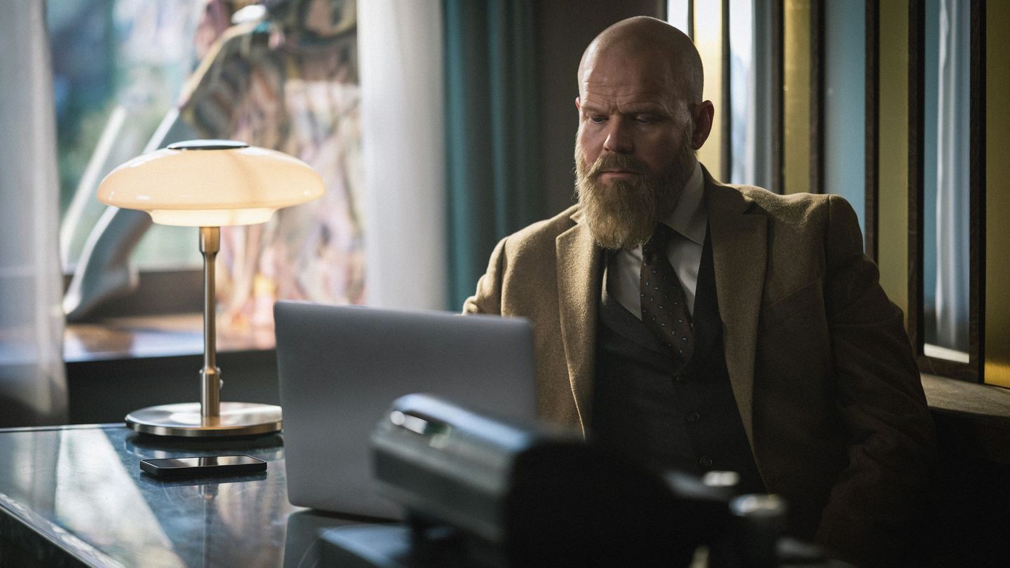 Damenmode-Verkäufer Tom (Anders Baasmo) betätigt sich in der preisgekrönten norwegischen Serie "Toxic Tom" nach Feierabend als Internet-Troll und wettert gegen Wokeness und Feminismus. Als er nach einer Hassattacke auf eine Fernseh-Comedienne enttarnt wird, wandelt sich Toms Leben zu einem "Walk of Shame". Findet er einen Ausweg?