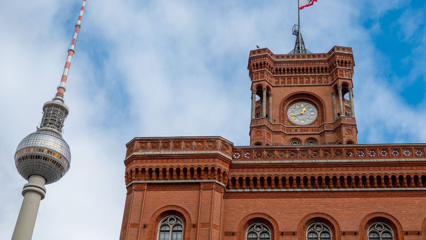 Im Roten Rathaus wird ein Hip-Hop-Ball gefeiert. (Archivbild) Foto: Monika Skolimowska/dpa-Zentralbild/dpa