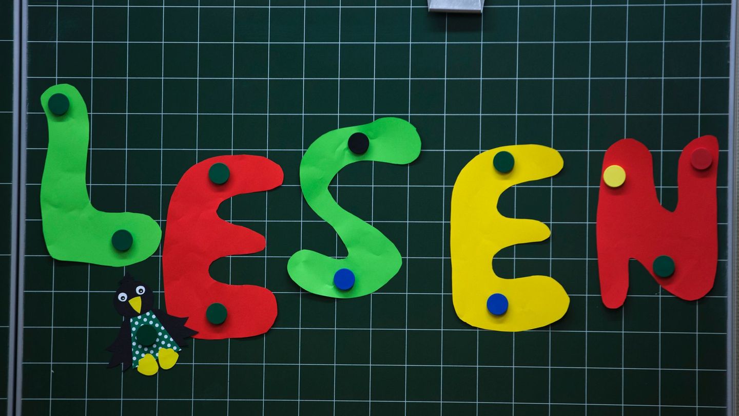 Beim bundesweiten Vorlesetag am 21. November steht die Mehrsprachigkeit im Vordergrund. (Symbolbild) Foto: Jens Büttner/dpa-Zent