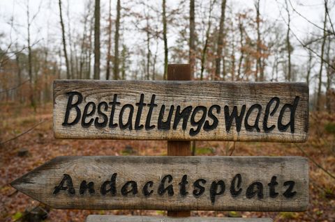 Sachsens Bestattungsgesetz soll laut Sozialministerium bald reformiert werden. (Archivbild) Foto: Robert Michael/dpa-Zentralbild